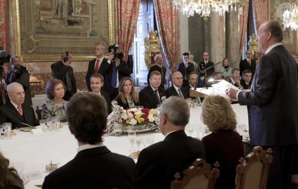 La famille royale d'Espagne reçoit le président israélien Shimon Peres au palais de Zarzuela à Madrid, le 21 février 2011.