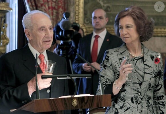 Sofia d'Espagne reçoit le président israélien Shimon Peres au palais de Zarzuela à Madrid, le 21 février 2011.
