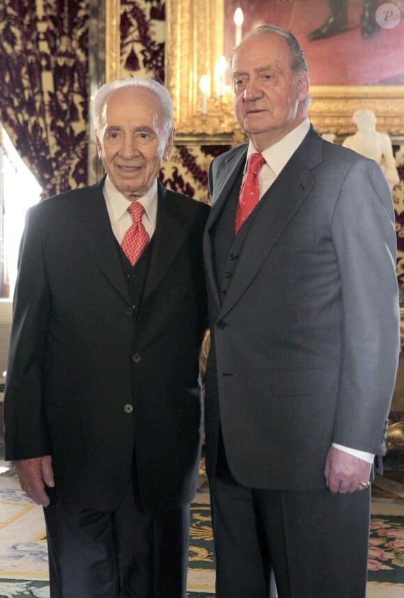 Juan Carlos d'Espagne reçoit le président israélien Shimon Peres au palais de Zarzuela à Madrid, le 21 février 2011.