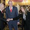 Juan Carlos d'Espagne reçoit le président israélien Shimon Peres au palais de Zarzuela à Madrid, le 21 février 2011.