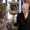 Letizia d'Espagne reçoit le président israélien Shimon Peres au palais de Zarzuela à Madrid, le 21 février 2011.