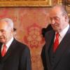 Sofia et Juan Carlos d'Espagne reçoient le président israélien Shimon Peres au palais de Zarzuela à Madrid, le 21 février 2011.