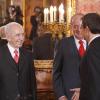 Sofia et Juan Carlos d'Espagne reçoient le président israélien Shimon Peres au palais de Zarzuela à Madrid, le 21 février 2011.