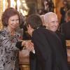 La famille royale d'Espagne reçoit le président israélien Shimon Peres au palais de Zarzuela à Madrid, le 21 février 2011.
