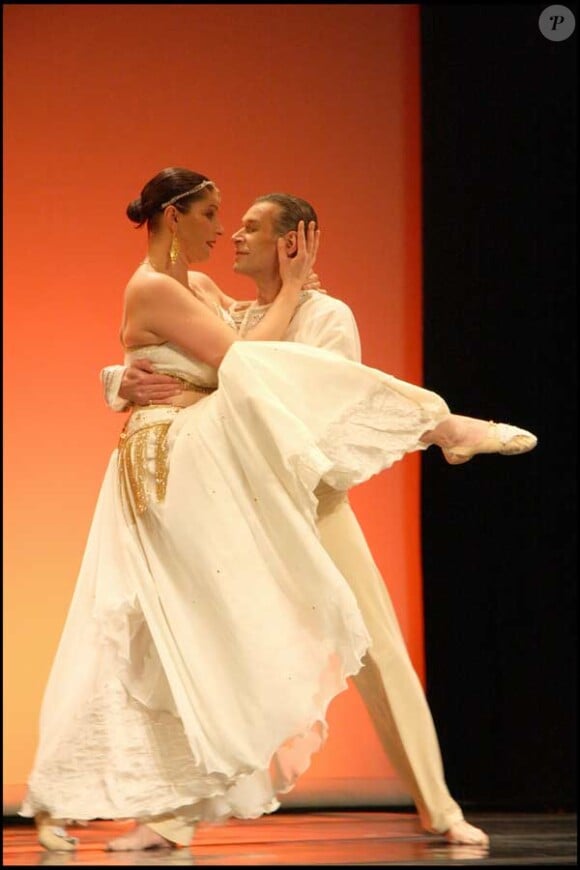 Patrick Dupond et Leïla Da Rocha sur scène en avril 2008.