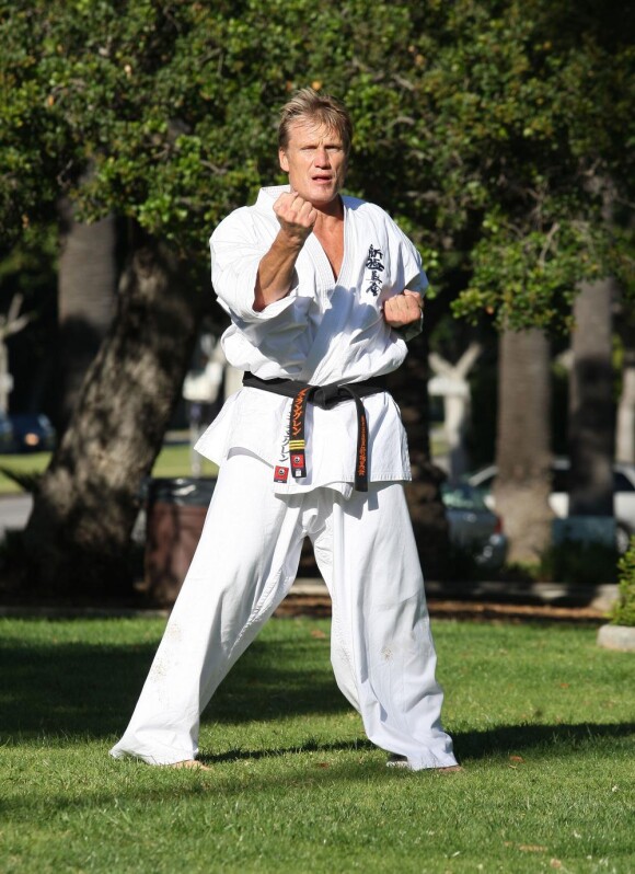Dolph Lundgren en plein entraînement de karaté à Beverly Hills, le 20 février 2011
