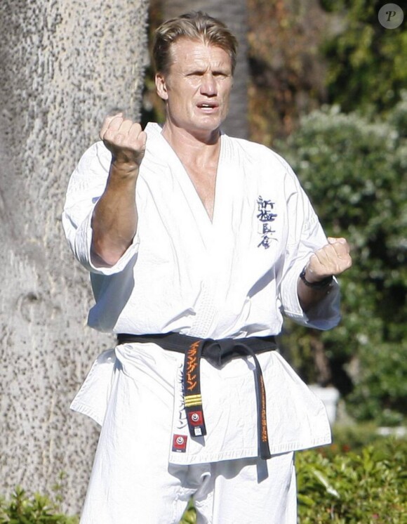 Dolph Lundgren en plein entrainement de karaté à Beverly Hills, le 20 février 2011