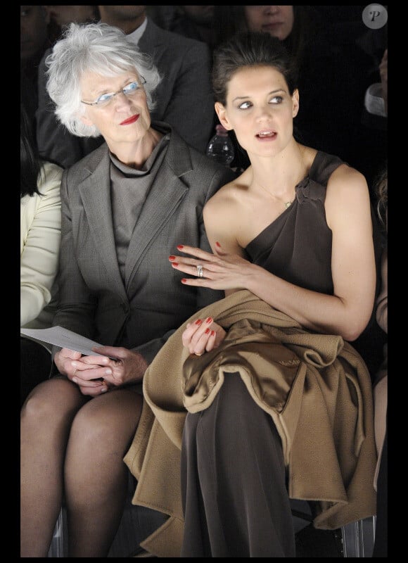 Katie Holmes et sa mère Kathleen Holmes au défilé Max-Mara à la Fashion Week de Milan, le 24 février 2011.