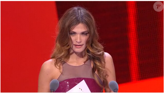 Elisa Sednaoui remet le prix des Meilleurs costumes, lors de la 36e nuit des César, vendredi 25 février 2011.