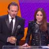Vincent Perez (avec un poussin !) et Elsa Zylberstein remettent le prix du Meilleur montage, lors de la 36e nuit des César, vendredi 25 février 2011.