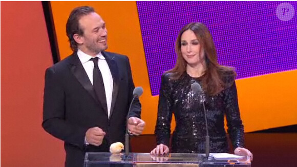 Vincent Perez (avec un poussin !) et Elsa Zylberstein remettent le prix du Meilleur montage, lors de la 36e nuit des César, vendredi 25 février 2011.