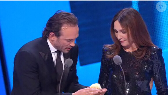 Vincent Perez (avec un poussin !) et Elsa Zylberstein remettent également le prix du Meilleur son, lors de la 36e nuit des César, vendredi 25 février 2011.