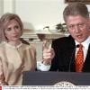 Bill Clinton faisant sa déclaration à la télévision sous le regard de son épouse Hillary...