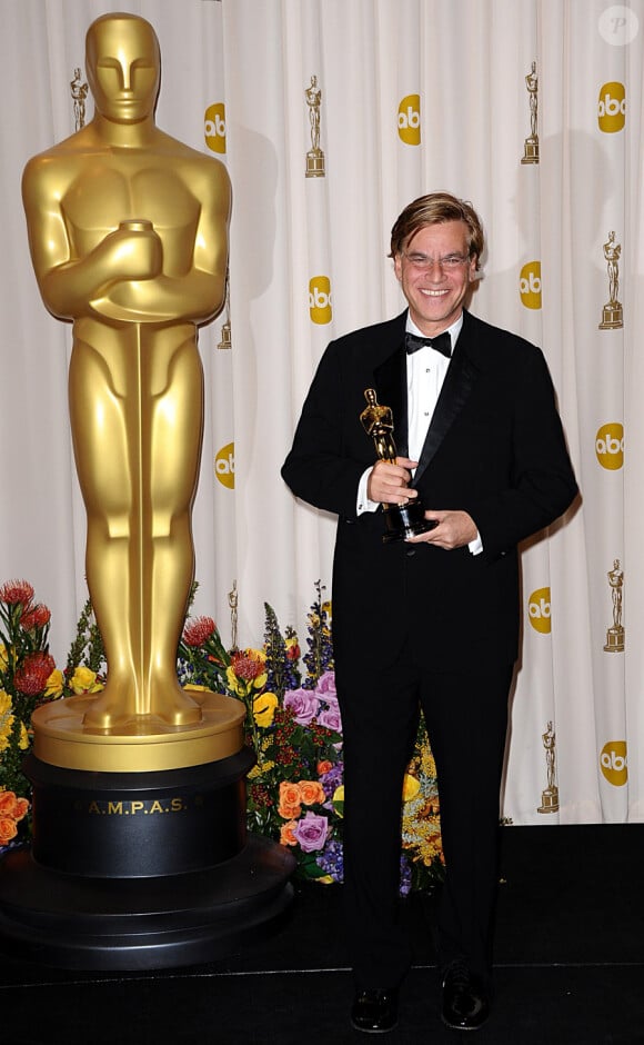 Aaron Sorkin, Oscar de la meilleure adaptation pour The Social Network, lors de la cérémonie des Oscars le 27 février 2011 à Los Angeles