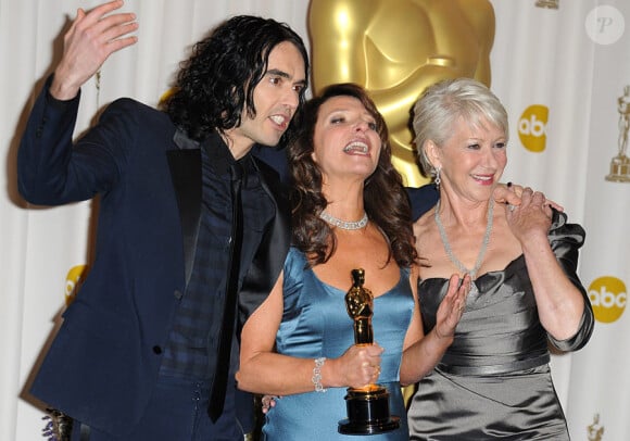 Russell Brand et Helen Mirren entourant Susanne Bier (Oscar du meilleur film étranger pour Revenge) lors de la cérémonie des Oscars le 27 février 2011 à Los Angeles