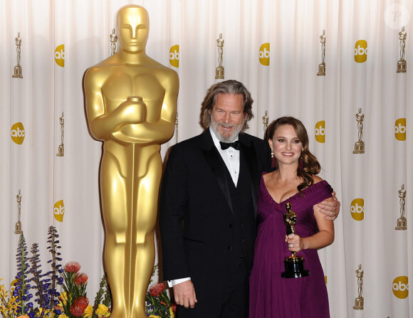 Jeff Bridges et Natalie Portman (Oscar de la meilleure actrice pour Black Swan) lors de la cérémonie des Oscars le 27 février 2011 à Los Angeles