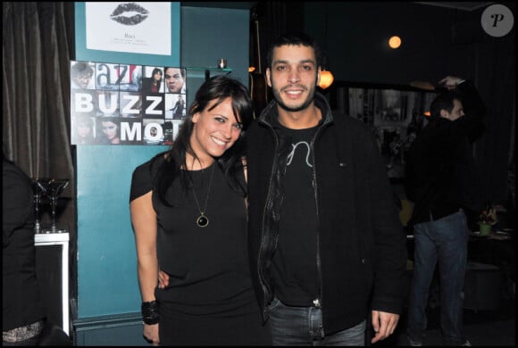 Koxie et Adel Bencherif lors de la soirée organisée afin de célébrer le succès de la websérie Buzz moi ainsi que la sortie du single de Koxie Le Prince Charmant et enfin son anniversaire le 26 février 2011 au Café Baci à Paris
