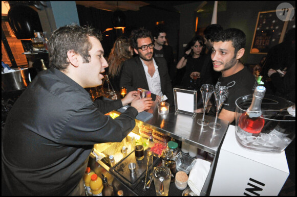 Adel Bencherif lors de la soirée organisée afin de célébrer le succès de la websérie Buzz moi ainsi que la sortie du single de Koxie Le Prince Charmant et enfin son anniversaire le 26 février 2011 au Café Baci à Paris