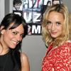 Koxie et Hélène de Fougerolles lors de la soirée organisée afin de célébrer le succès de la websérie Buzz moi ainsi que la sortie du single de Koxie Le Prince Charmant et enfin son anniversaire le 26 février 2011 au Café Baci à Paris