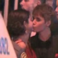 Justin Bieber et Selena Gomez, officiellement amoureux : leur baiser en public !