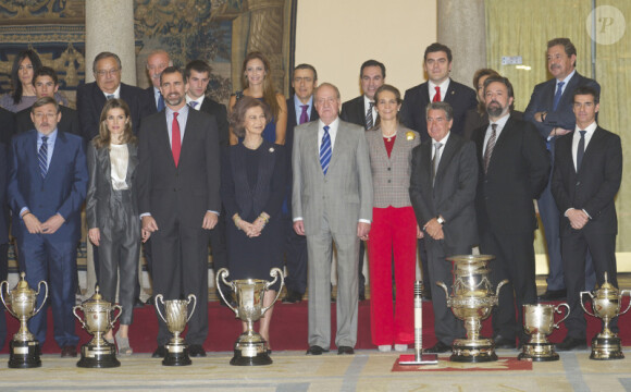 Letizia d'Espagne et Felipe entouré de Sofia et Juan Carlos lors des Awards du sport à Madrid le 28 février 2011