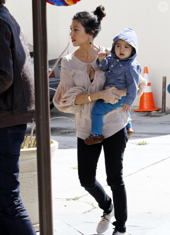 La famille Kardashian amène le petit Mason à une fête (26 février 2011 à Los Angeles)
