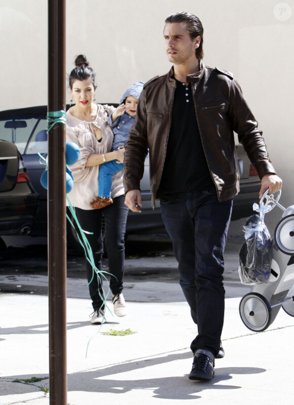 La famille Kardashian amène le petit Mason à une fête (26 février 2011 à Los Angeles)