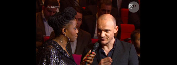 Gaëtan Roussel répond aux questions de l'animatrice Aline Afanoukoé, lors de la seconde moitié des Victoires de la Musique 2011, mardi 1er mars sur France 2.