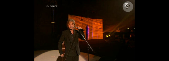 Jean-Louis Aubert interprète Demain sera parfait, lors de la seconde moitié des Victoires de la Musique 2011, mardi 1er mars sur France 2.