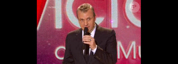 Jean-Charles de Castelbajac remet la récompense du Vidéo-clip de l'année, lors de la seconde moitié des Victoires de la Musique 2011, mardi 1er mars sur France 2.