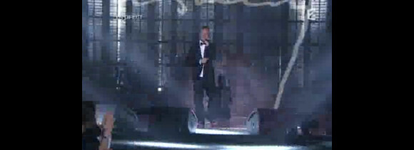 Christophe Maé rend hommage à Serge Gainsbourg, lors de la seconde moitié des Victoires de la Musique 2011, mardi 1er mars sur France 2.