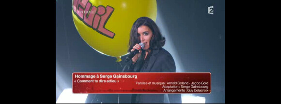 Jenifer rend hommage à Serge Gainsbourg, lors de la seconde moitié des Victoires de la Musique 2011, mardi 1er mars sur France 2.