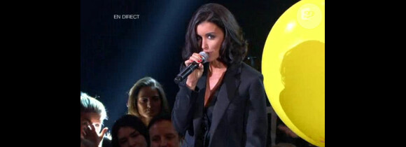 Jenifer rend hommage à Serge Gainsbourg, lors de la seconde moitié des Victoires de la Musique 2011, mardi 1er mars sur France 2.