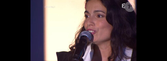 Yael Naim interprète Come home, lors de la seconde moitié des Victoires de la Musique 2011, mardi 1er mars sur France 2.