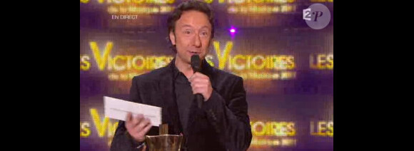 Stéphane Bern remet la Victoire de l'Artiste interprète féminine, lors de la seconde moitié des Victoires de la Musique 2011, mardi 1er mars sur France 2.
