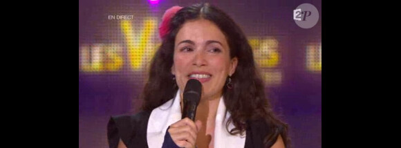 Yael Naim reçoit la Victoire de l'Artiste interprète féminine, lors de la seconde moitié des Victoires de la Musique 2011, mardi 1er mars sur France 2.