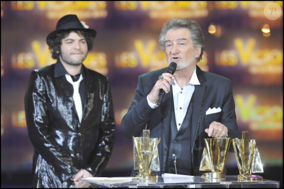 Matthieu Chedid et Eddy Mitchell sur la scène du Palais des Congrès de Paris pour la Victoires de la Musique 2011, mardi 1er mars.