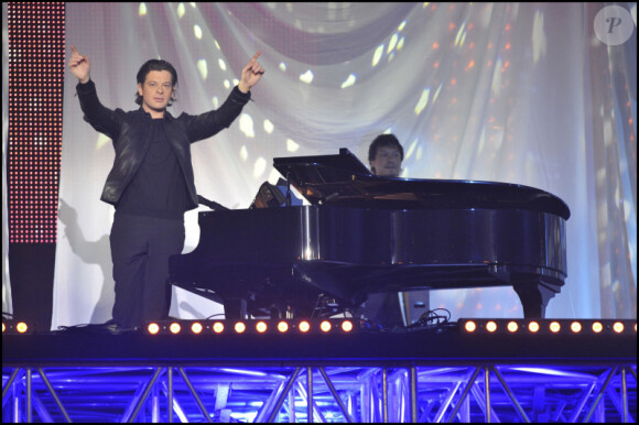 Benjamin Biolay se produit sur la scène du Palais des Congrès de Paris pour la Victoires de la Musique 2011, mardi 1er mars.
