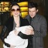 Orlando Bloom et Miranda Kerr arrivent à l'aéroport de Paris avec leur adorable bébé, le 2 mars 2011.