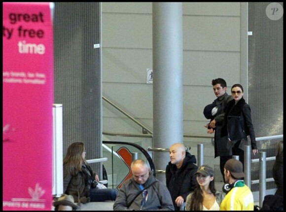 Orlando Bloom et Miranda Kerr arrivent à l'aéroport de Paris avec leur adorable bébé, le 2 mars 2011.