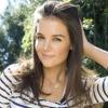 Katie Holmes prend la pose pour Kamiseta