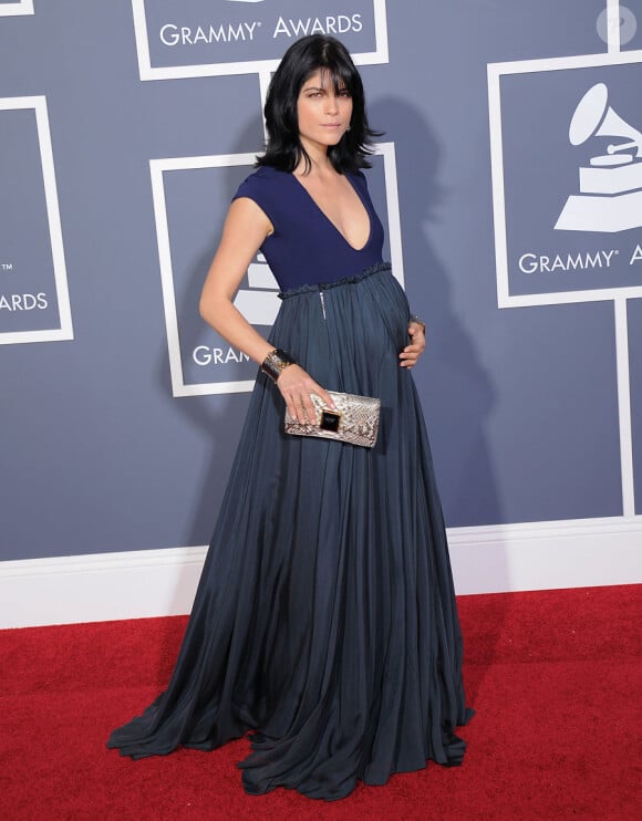 Selma Blair, enceinte, lors des Grammy Awards 2011
