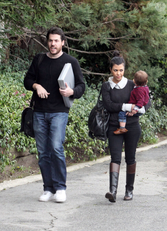 Kourtney Kardashian et son fils Mason dans Beverly hills avec un ami  (25 février 2011)