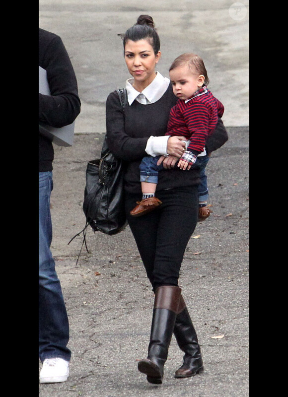 Kourtney Kardashian et son fils Mason dans Beverly hills avec un ami  (25 février 2011)