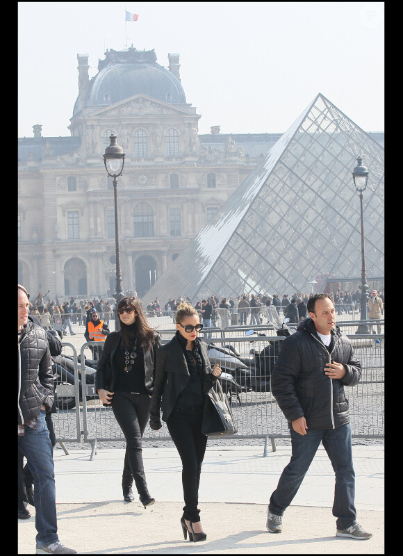 Nicole Richie s'offre une séance de shopping à Paris avant de se rendre à un défilé à la Pyramide du Louvre, samedi 5 mars, à Paris.