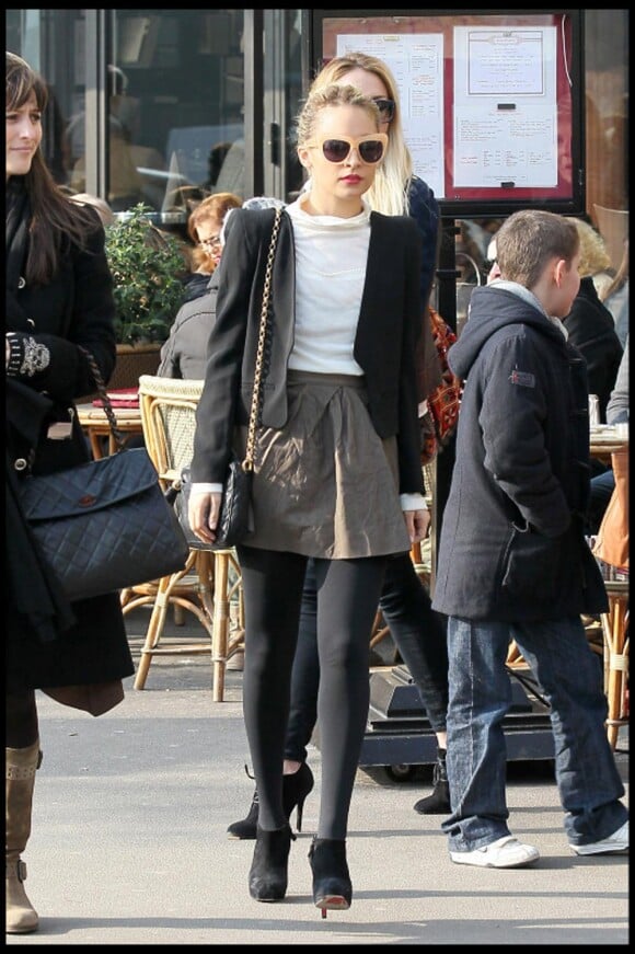 Nicole Richie en plein shopping à Paris pendant la fashion week en mars 2011