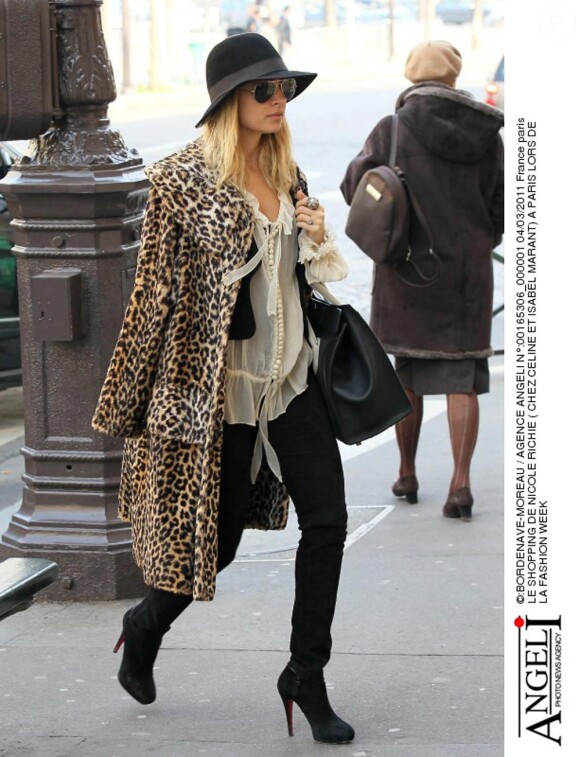 Nicole Richie en plein shopping à Paris pendant la fashion week en mars 2011