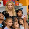 Shakira : à Buenos Aires durant son tour de l'Amérique du Sud, rencontre le chef du gouvernement de la ville Mauricio Macri afin d'inaugurer une école élémentaire le 5 mars 2011 en Argentine