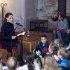 La princesse Marie de Danemark, à l'occasion d'un événement organisé au château de Kronborg par l'Unesco, a lu un conte d'Andersen à des écoliers...