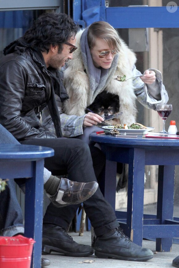 Carlos Leon et sa girlfriend, au Café Gitane, à New York, le 7 mars 2011